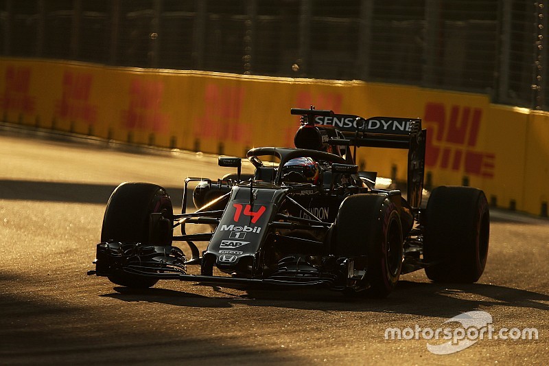 Fernando Alonso, McLaren MP4-31 con la cubierta de cabina Halo