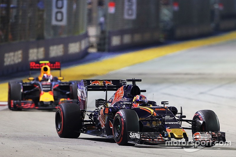 Daniil Kvyat, Scuderia Toro Rosso STR11 leads Max Verstappen, Red Bull Racing RB12