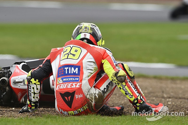 Choque de Andrea Iannone, Ducati Team