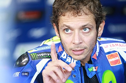 Rossi trata de convertir en energía positiva la rabia por el título que le “robaron”