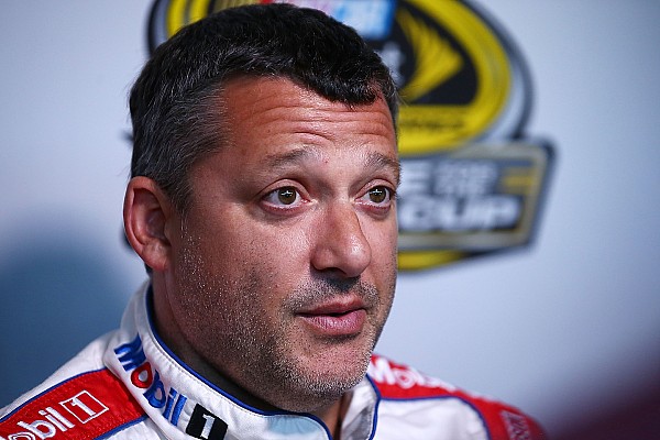 Stewart cansado de luchar con NASCAR