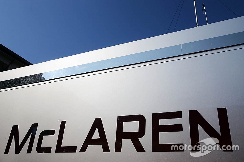 Logo McLaren en un cami&oacute;n