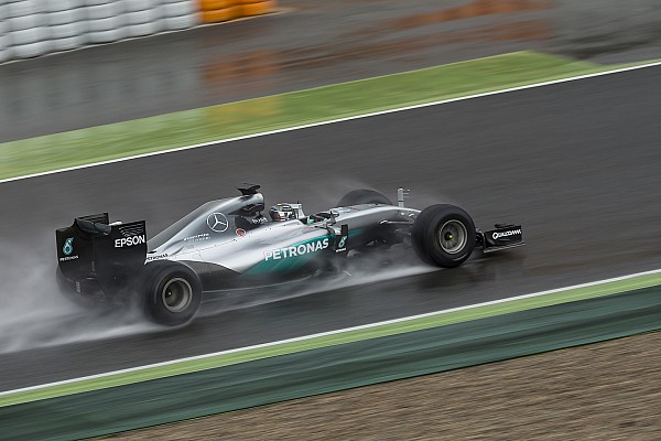 La lluvia en Barcelona dificulta el test de Mercedes con los Pirelli de 2017