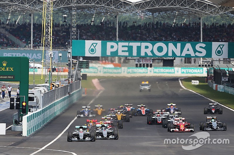 Lewis Hamilton, Mercedes AMG F1 W07 Hybrid leads at the start of the race