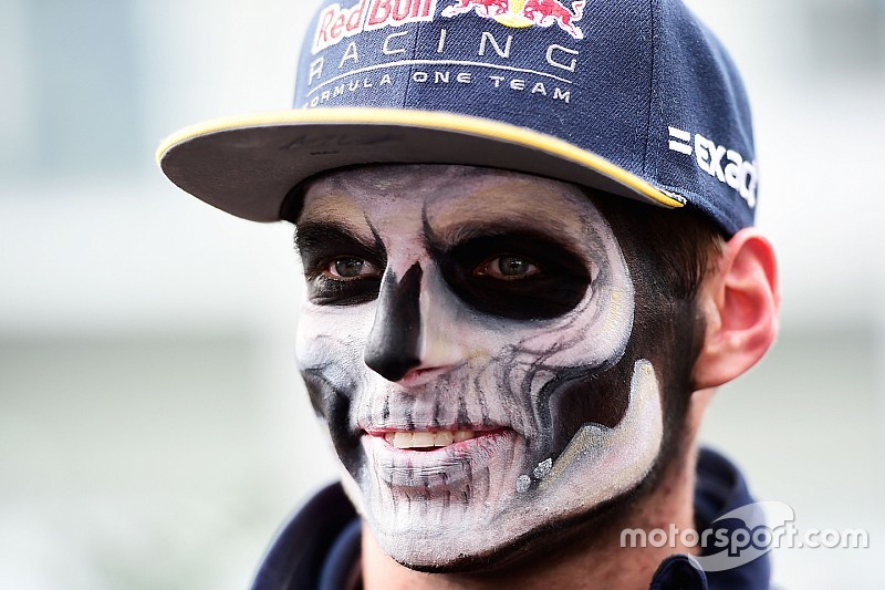 Max Verstappen, Red Bull Racing llega al circuito pintado como catrín del Dia de Muertos