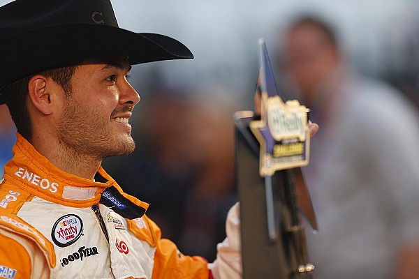 Larson aparece al final y supera a Keselowski en Xfinity