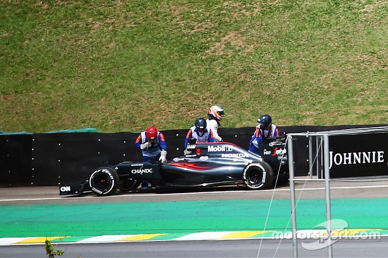 Fernando Alonso, McLaren MP4-31 stopped in the second practice session