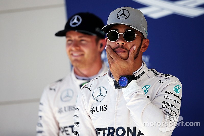 Ganador de la pole Lewis Hamilton, Mercedes AMG F1 en parc ferme con su compañero Nico Rosberg, Merc