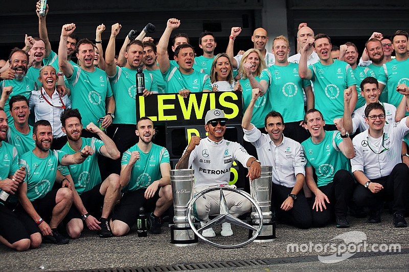 Race winner Lewis Hamilton, Mercedes AMG F1 celebrates with the team