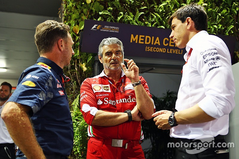 Christian Horner, Red Bull Racing director del equipo con Maurizio Arrivabene, Ferrari director del 