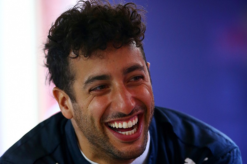 Daniel Ricciardo, Red Bull Racing se r&iacute;e en el garaje