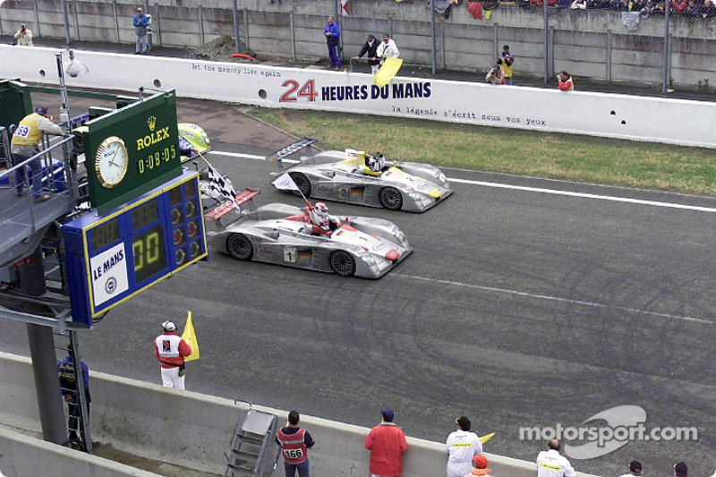 Audi celebra el 1-2 en Le Mans: Emanuele Pirro en el Infineon Audi R8 (#1) cruza la meta delante de Laurent Aiello (#2)