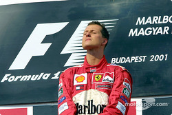 El ganador de la carrera y Campeón Mundial de 2001, Michael Schumacher