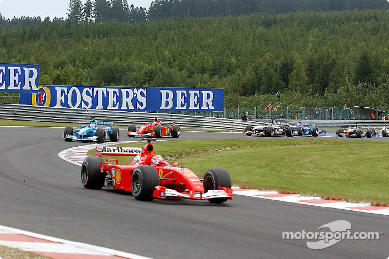 Segunda arrancada: Michael Schumacher liderando a Giancarlo Fisichella y Rubens Barrichello