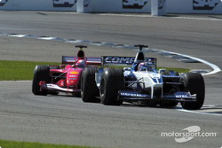 Juan Pablo Montoya superando a Michael Schumacher