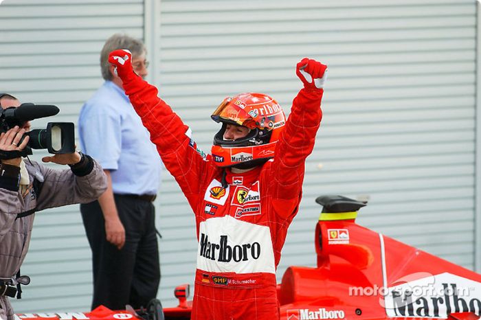 El ganador de la carrera Michael Schumacher