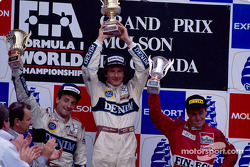 Le podium : le vainqueur Thierry Boutsen avec Ricardo Patrse et Andra de Cesaris