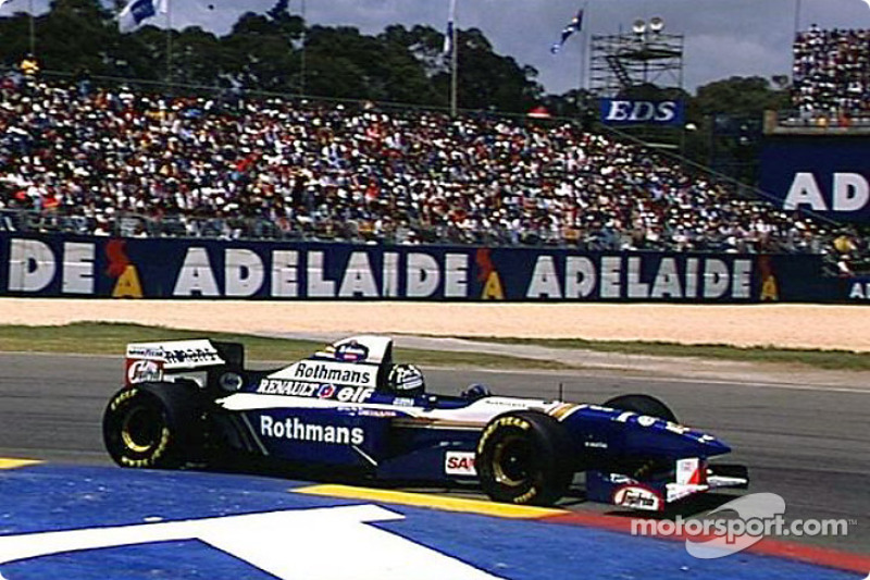 A vitória no GP de Austrália em 1995 foi de Damon Hill no Williams-Renault FW17B em um verdadeiro inferno dado o calor que fazia em Adelaide.