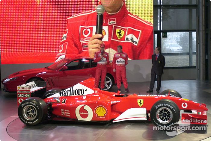 Michael Schumacher y Rubens Barrichello con el nuevo Ferrari F2002