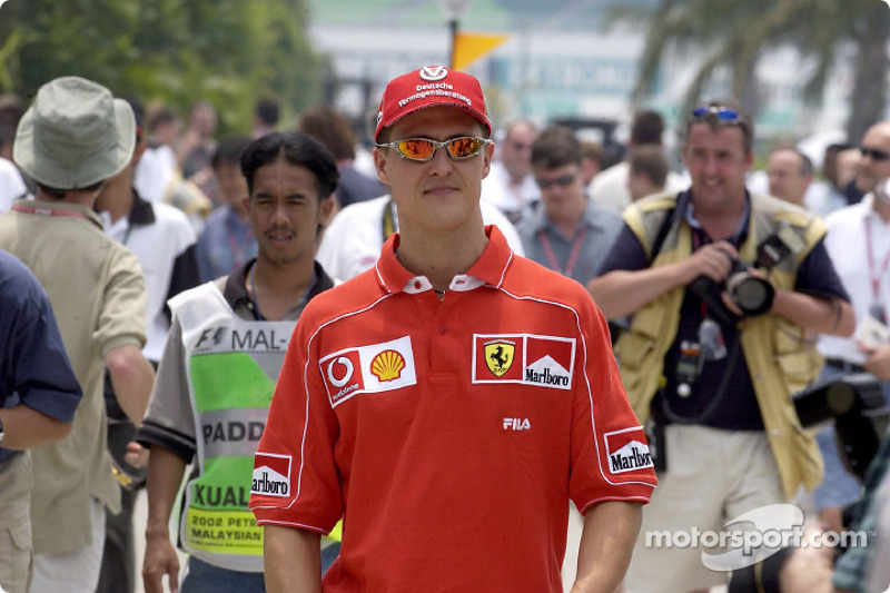 Michael Schumacher arrive sur le circuit