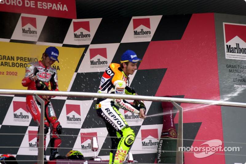 Podio: 1º Valentino Rossi, 2º Daijiro Kato, 3º Tohru Ukawa