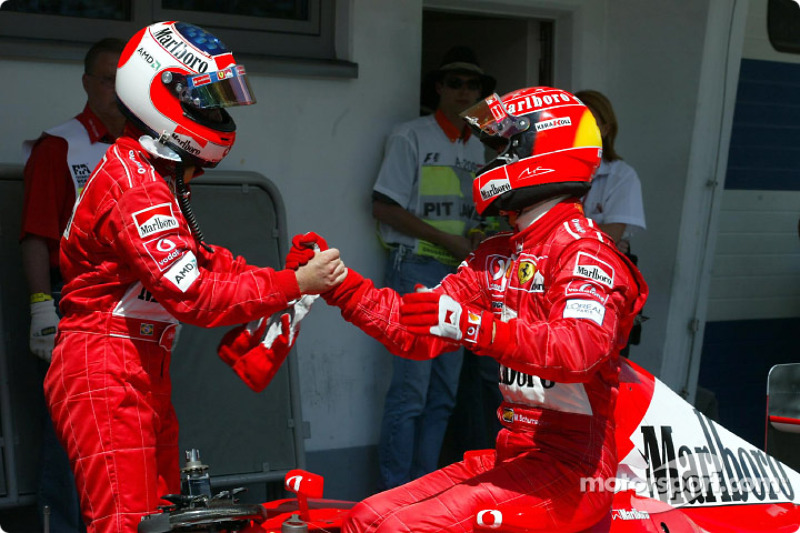 Michael Schumacher felicitando a Rubens Barrichello