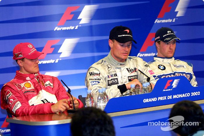 Conferencia de prensa de los ganadores: el ganador de la carrera, David Coulthard con Michael Schumacher y Ralf Schumacher