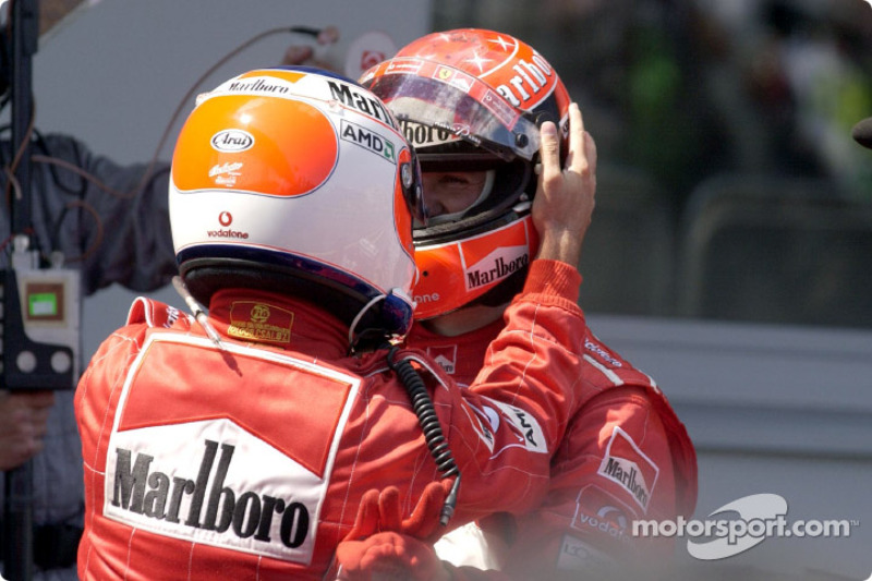 El ganador de la carrera, Rubens Barrichello con Michael Schumacher