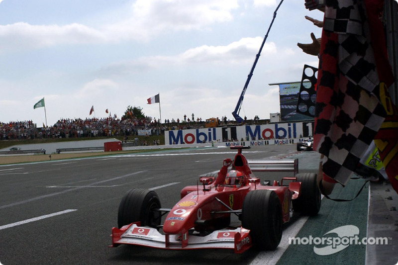 Michael Schumacher recibiendo la bandera a cuadros