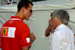 Michael Schumacher discutiendo con Bernie Ecclestone