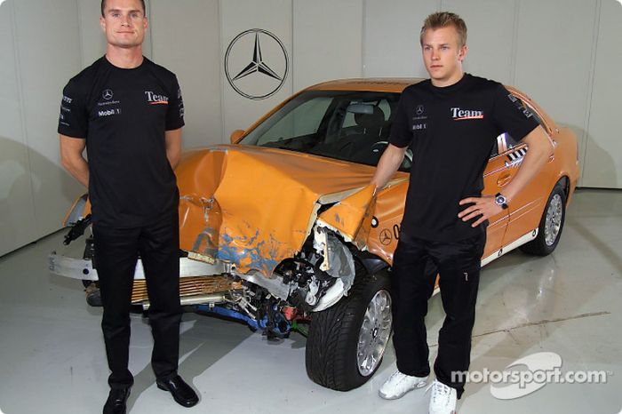 Los pilotos de McLaren Mercedes David Coulthard y Kimi Raikkonen visitando los estudios de realidad virtual y las instalaciones de pruebas de accidentes en la fábrica Mercedes-Benz en Sindelfingen