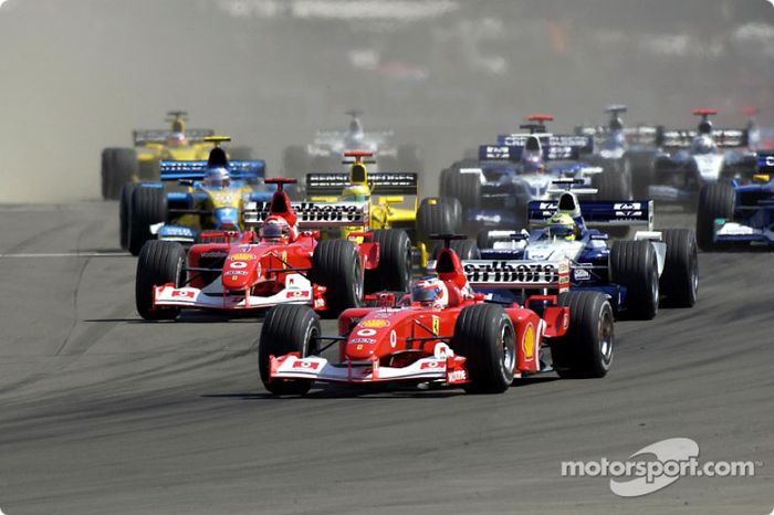 Primera curva: Rubens Barrichello liderando a Michael Schumacher y Ralf Schumacher