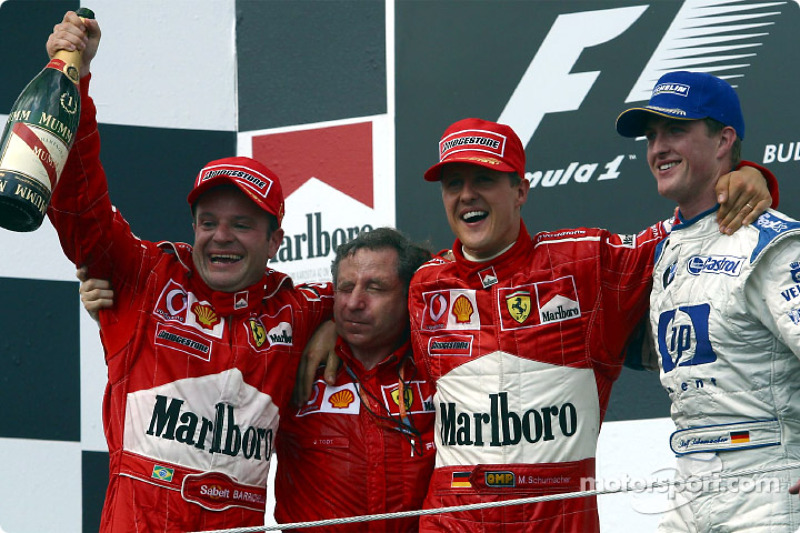 El podio: el ganador de la carrera, Rubens Barrichello con Jean Todt, Michael Schumacher y Ralf Schu