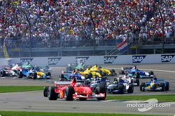 Primera curva: Michael Schumacher lidera al grupo