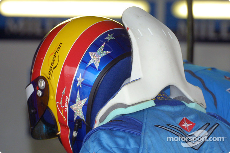 Fernando Alonso y su HANS device