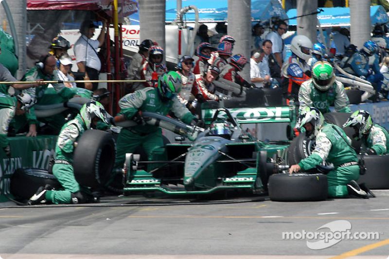 Arrêt au stand pour Paul Tracy