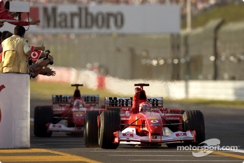 Zieldurchfahrt: Michael Schumacher, Ferrari F2002, Rubens Barrichello, Ferrari F2002