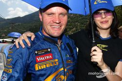 Tommi Makinen con una chica Subaru