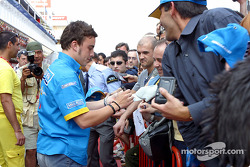 Fernando Alonso con fans