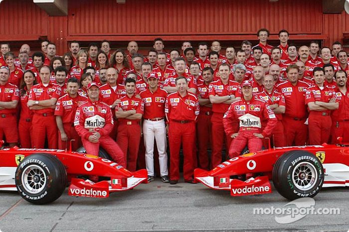 Foto de familia de Michael Schumacher, Rubens Barrichello, Felipe Massa y el equipo Ferrari