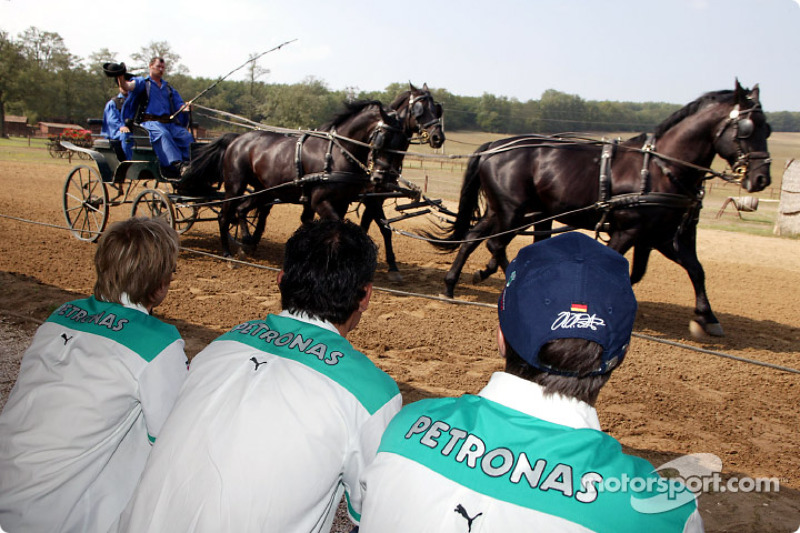 Equipo Sauber visitar un parque típico de caballos Húngaro: Nick Heidfeld y Heinz-Harald Frentzen