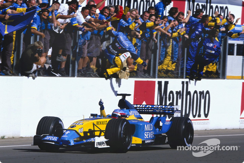 El ganador Fernando Alonso celebra