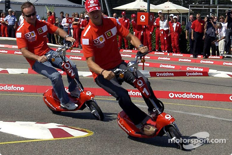 Vodafone scooter cup: Michael Schumacher ve Rubens Barrichello