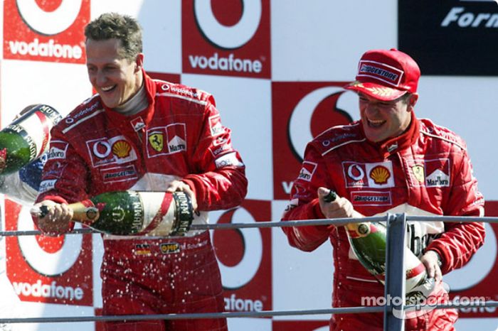 Podio: champagne para Michael Schumacher y Rubens Barrichello