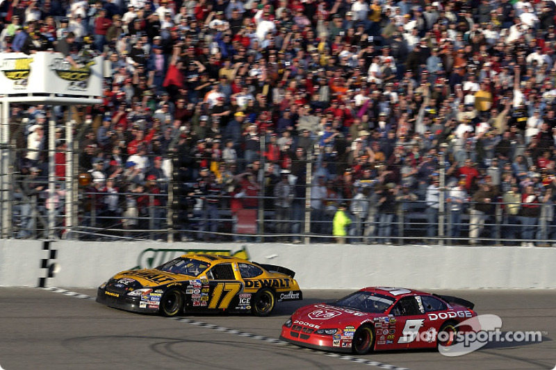 Matt Kenseth takes the checkered flag inches ahead of Kasey Kahne