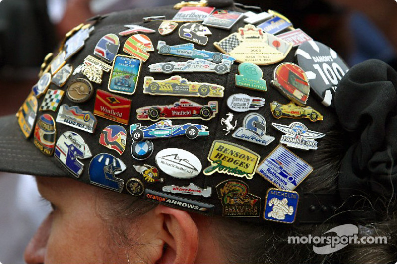 Des pins sur une casquette