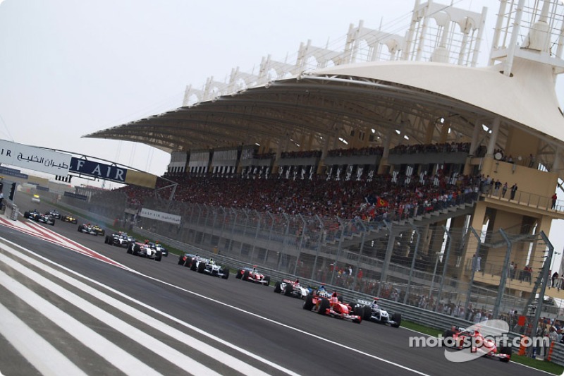 Start: Michael Schumacher, Ferrari F2004; Rubens Barrichello, Ferrari F2004