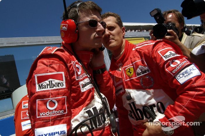Michael Schumacher y Chris Dyer en la parrilla de salida