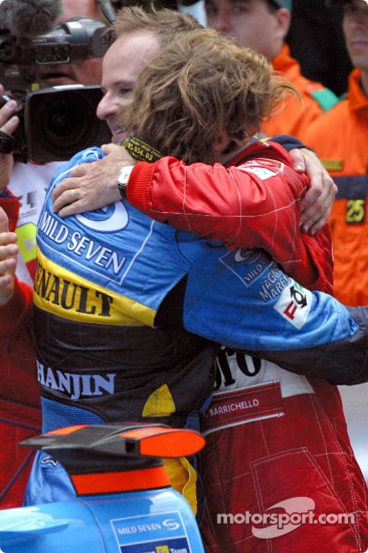 Jarno Trulli felicitado por Rubens Barrichello