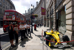 Болід Jordan Ford EJ14 на Ріджент-стріт
